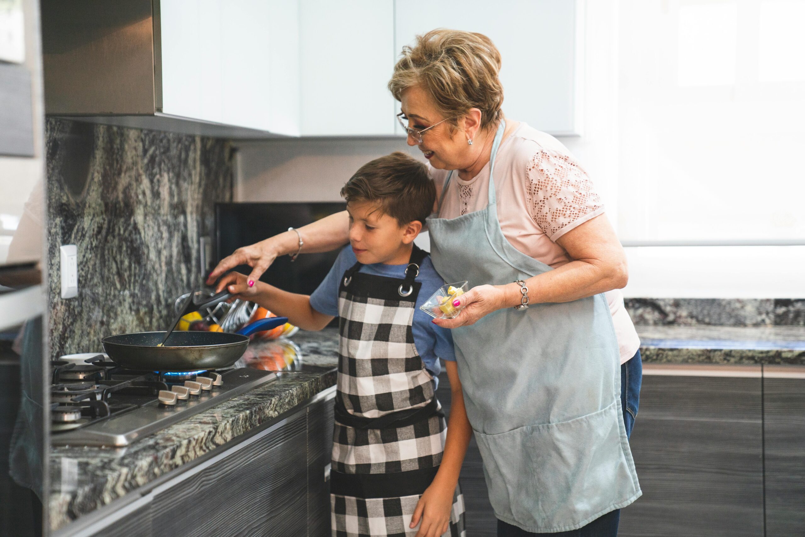 nonna che cucina con nipote